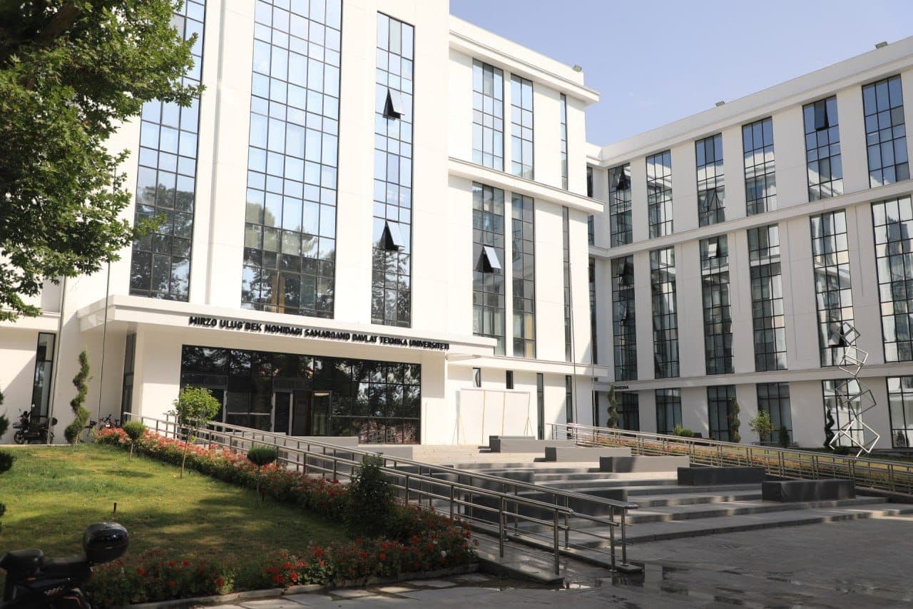 Oldida zinapoyali maydoni bo‘lgan zamonaviy o‘quv binosi