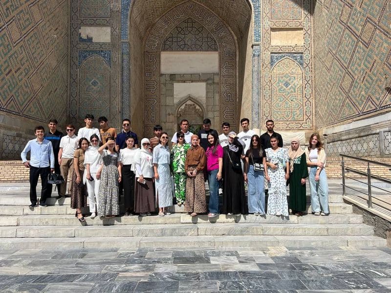 Talabalar Samarqand tarixiy obidalarida