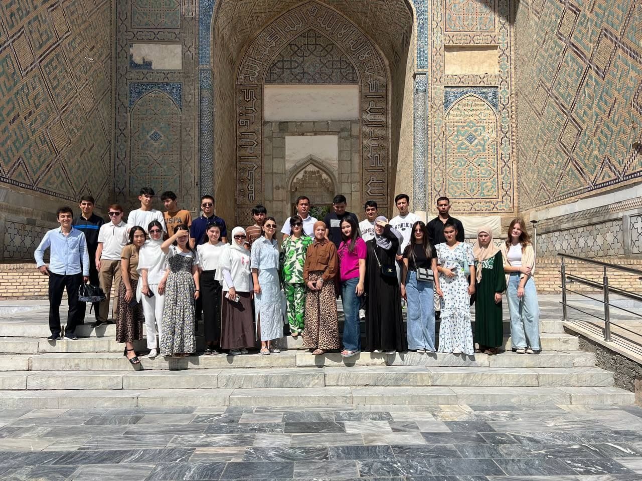 Talabalar Samarqand tarixiy obidalarida