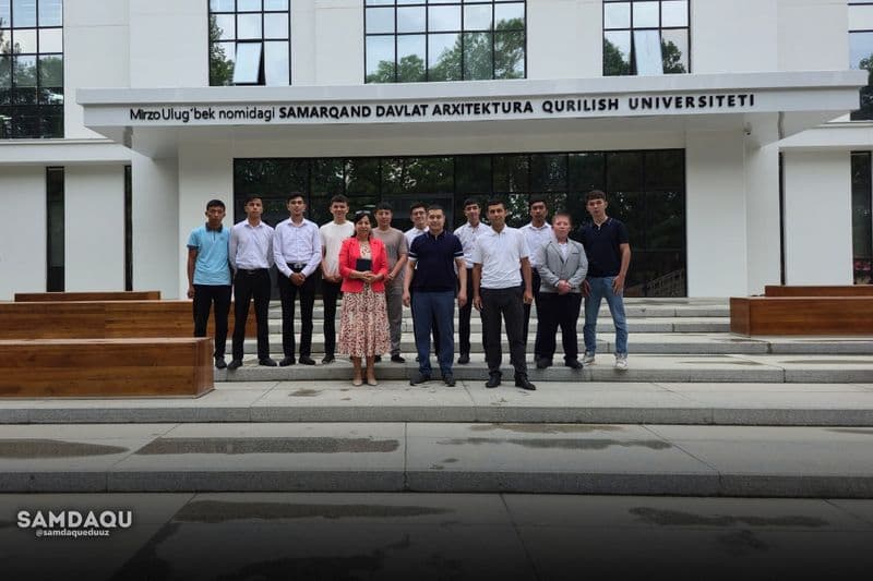 Kafedra mudiri maktab o‘quvchilari uchun mahorat darsi o‘tkazmoqda