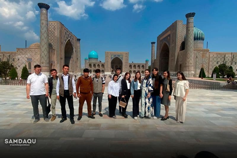 Talabalar Samarqandning tarixiy obidalarida ekskursiyada