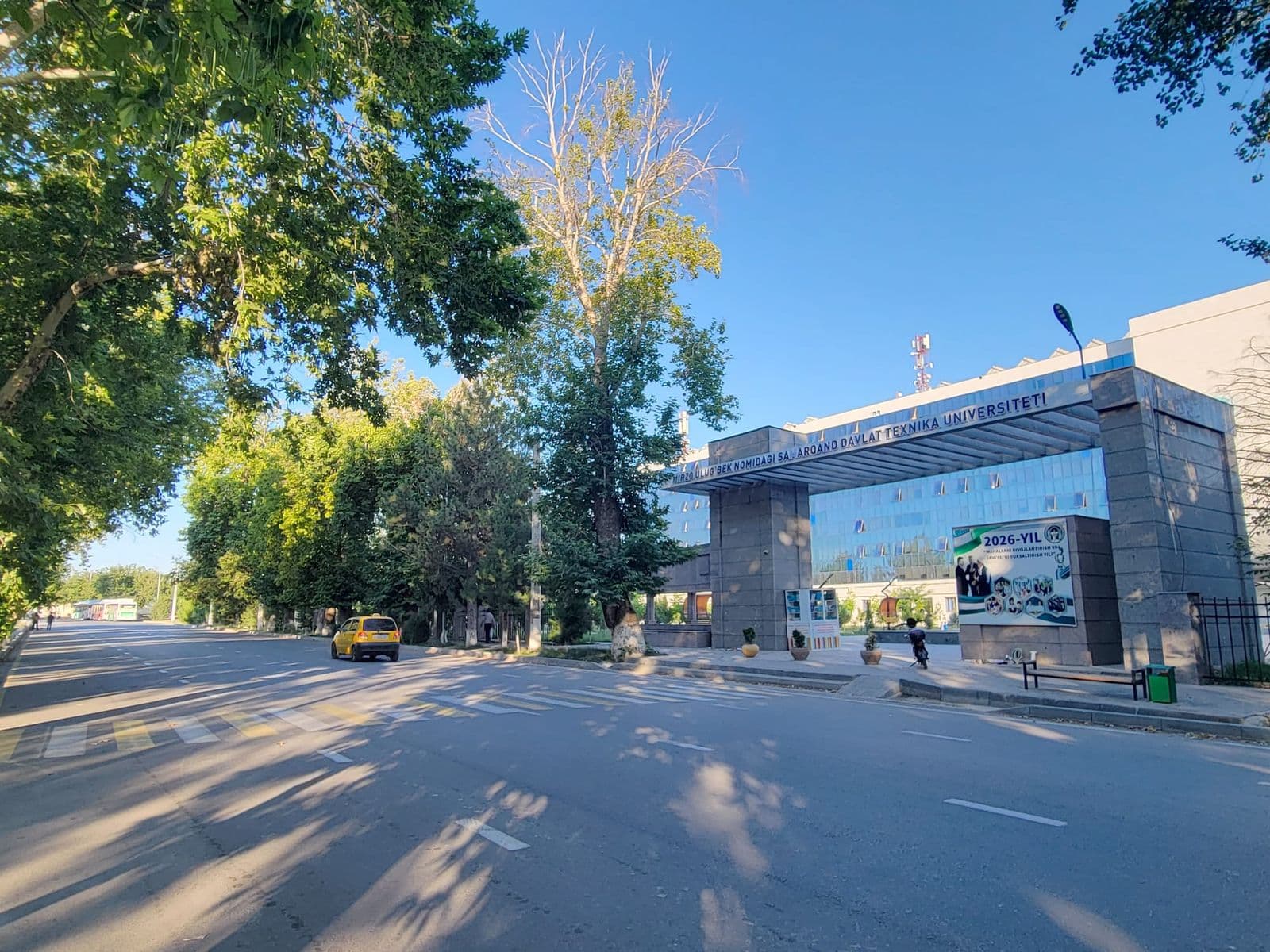 Ertalab ko‘chadan ko‘ringan universitet darvozasi