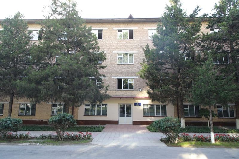 Kampus daraxtlari orasidagi talabalar turar joyi