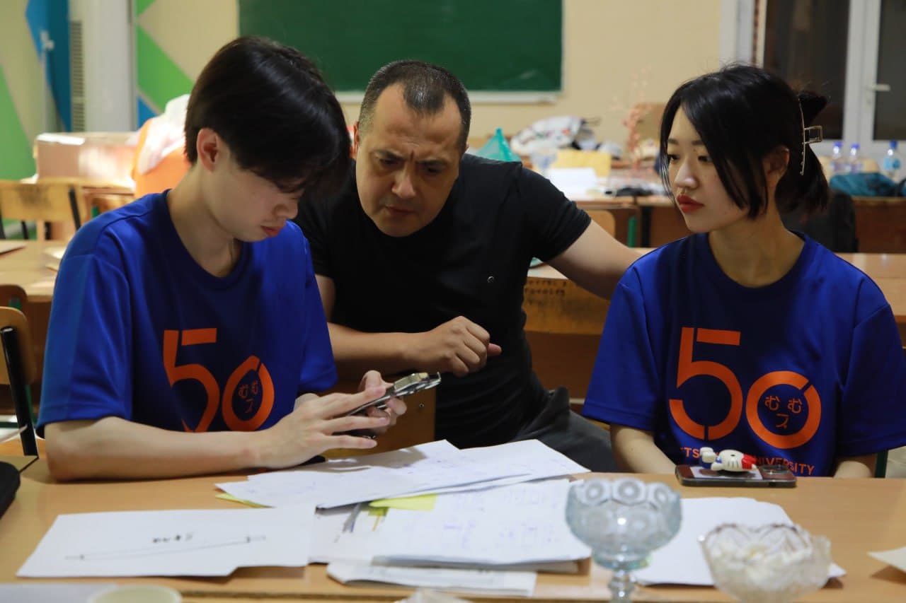 Students building the Japanese-Uzbek teahouse